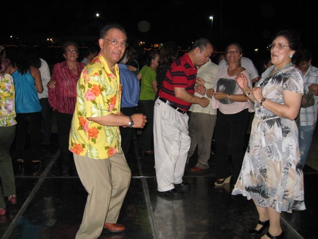Don Augusto Baltodano, camisa floreada,y doña Gloria de Baltodano, bailaron hasta el amanecer